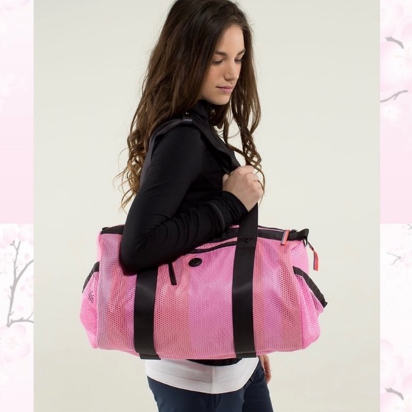 🦄 Lululemon Duffle Bag in Rare Opulent Stripe Pink - Picture 10 of 11